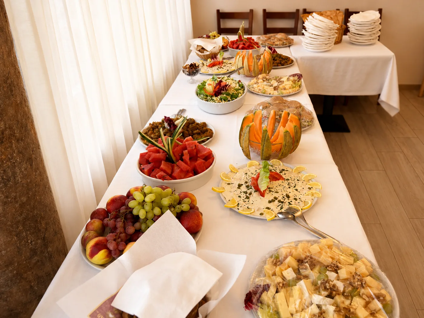 Buffet abbondante apparecchiato