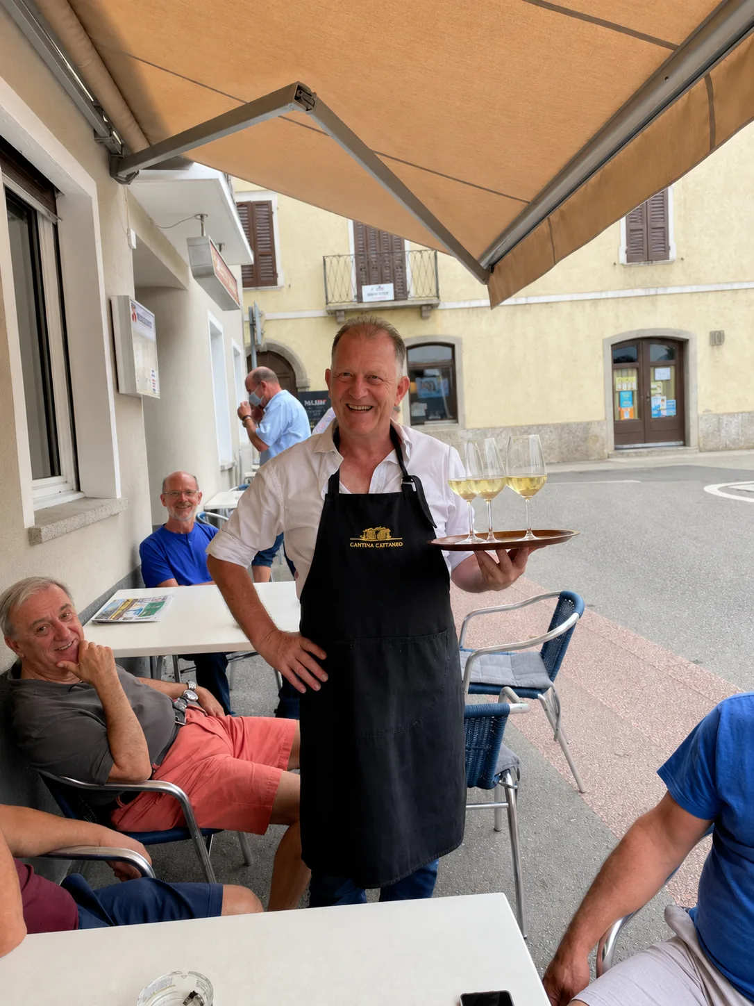 Aperitivo in piazza davanti all’Osteria Antica, ospiti seduti ai tavoli